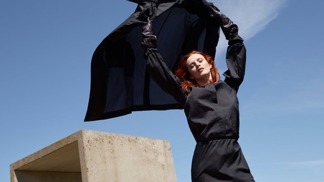 Značka COS uvádí kampaň FW18, kterou nafotila Viviane Sassen