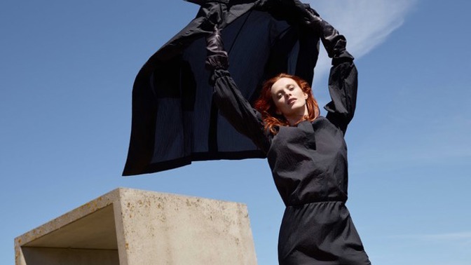 Značka COS uvádí kampaň FW18, kterou nafotila Viviane Sassen