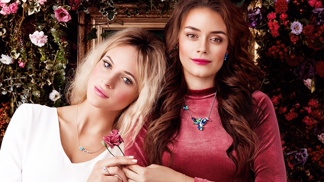 Hvězdou červeného koberce se šperky Preciosa