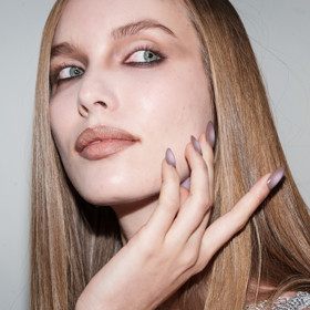 Christian Cowan: Modelky předvedla ombré efekt "Aura nails"