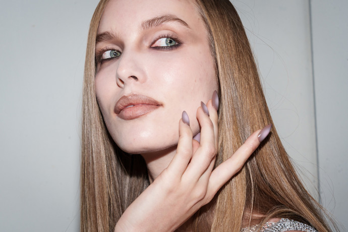 Christian Cowan: Modelky předvedla ombré efekt "Aura nails" Christian Cowan: Modelky předvedla ombré efekt "Aura nails"