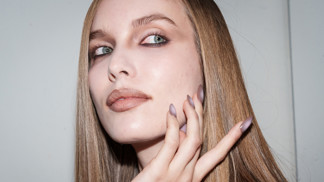 Christian Cowan: Modelky předvedla ombré efekt "Aura nails" Christian Cowan: Modelky předvedla ombré efekt "Aura nails"