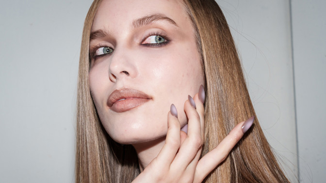 Christian Cowan: Modelky předvedla ombré efekt "Aura nails" Christian Cowan: Modelky předvedla ombré efekt "Aura nails"