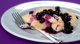 Oslaďte si život. Recept na krupicové nočky s borůvkami