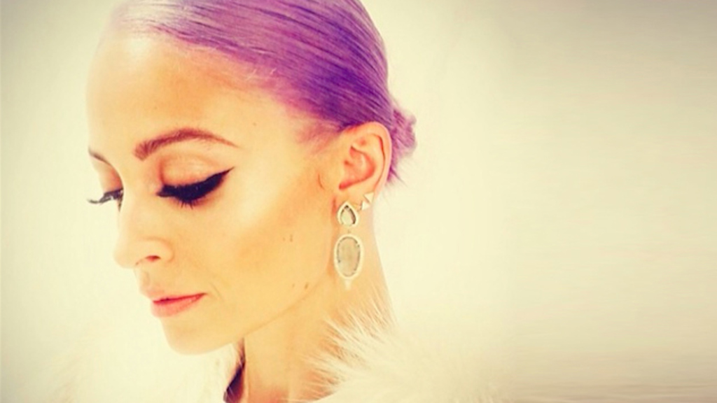Nicole Richie a fialový hairstyle: ANO, nebo NE?