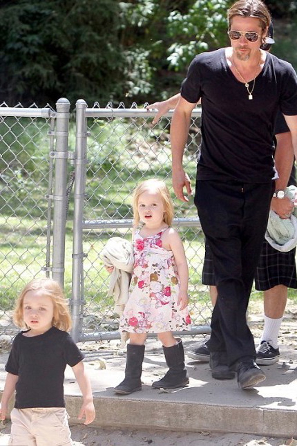 Nejlepší táta na světě: Brad Pitt s dvojčaty v parku