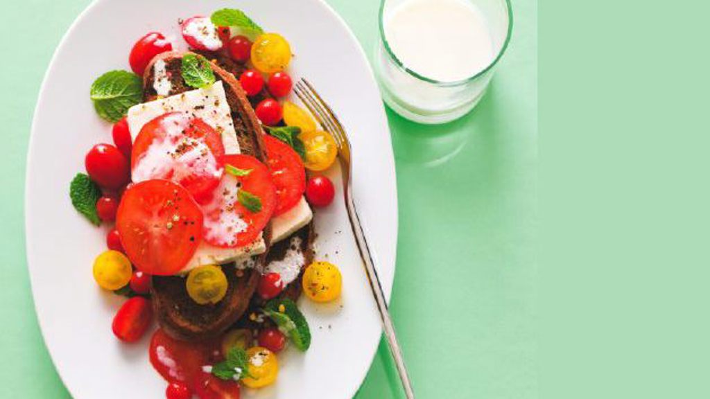 Recept na salát se sýrem feta a kořeněnými topinkami