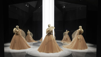 Dior představil v Londýně fascinující výstavu