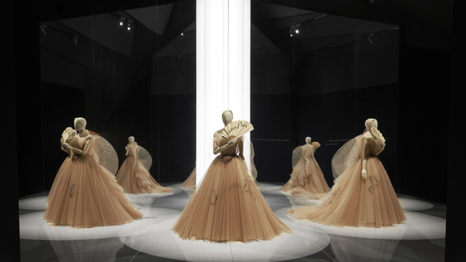 Dior představil v Londýně fascinující výstavu