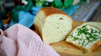 Voňavý, vláčný a nadýchaný: Recept na domácí toustový chléb, který zvládne každý Voňavý, vláčný a nadýchaný: Recept na domácí toustový chléb, který zvládne každý