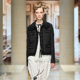 Módní předpověď z Itálie. Co budeme nosit příští rok podle trendů z Milána? Gucci vsadil na zralé ženy