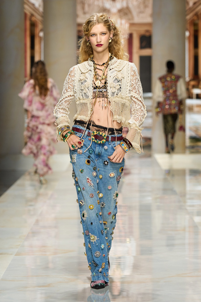 Módní předpověď z Itálie. Co budeme nosit příští rok podle trendů z Milána? Gucci vsadil na zralé ženy Módní předpověď z Itálie. Co budeme nosit příští rok podle trendů z Milána? Gucci vsadil na zralé ženy