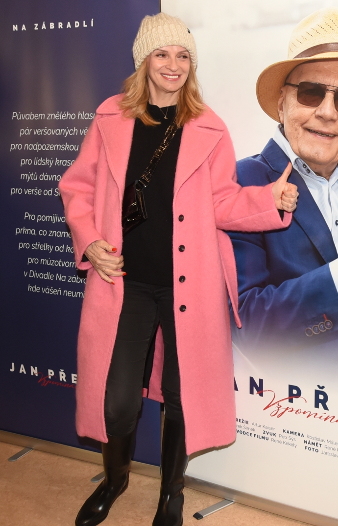 Ivana Chýlková se umí opticky omladit i pomocí světlých barev. Růžový kabát s béžovou čepicí navíc dokonale oživily jinak zbytečně prodlužující celočerný model