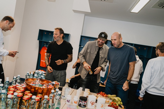 V šatně byla menší party.