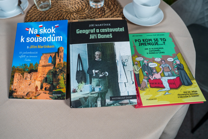 Knihy, které Jiří Martínek úspěšně publikoval, jdou nyní na dračku. 