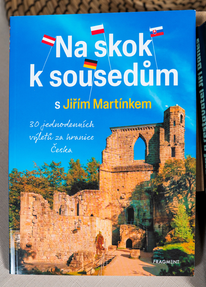 Knihu Na skok k sousedům můžete využít jako funkční cestopis, pokud se chystáte na výlet za hranice Česka. 