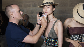 Peter Philips odhalil kolekci make-upů pro přehlídku Dior Cruise 2019, do které se zbláznil celý svět!