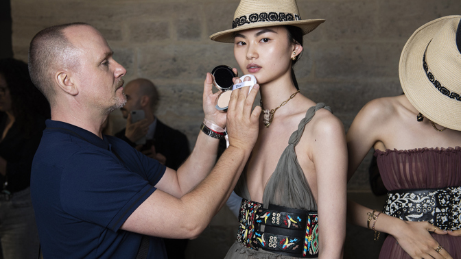 Peter Philips odhalil kolekci make-upů pro přehlídku Dior Cruise 2019, do které se zbláznil celý svět! Peter Philips odhalil kolekci make-upů pro přehlídku Dior Cruise 2019, do které se zbláznil celý svět!