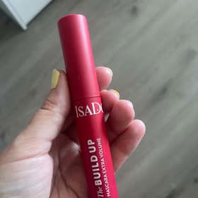 Řasenku IsaDora The Build Up Mascara Extra Volume redaktorka Veronika doporučuje na běžné denní i dramatičtější večerní líčení. Cena řasenky se pohybuje v rozmezí 370 - 500 Kč podle prodejce.
