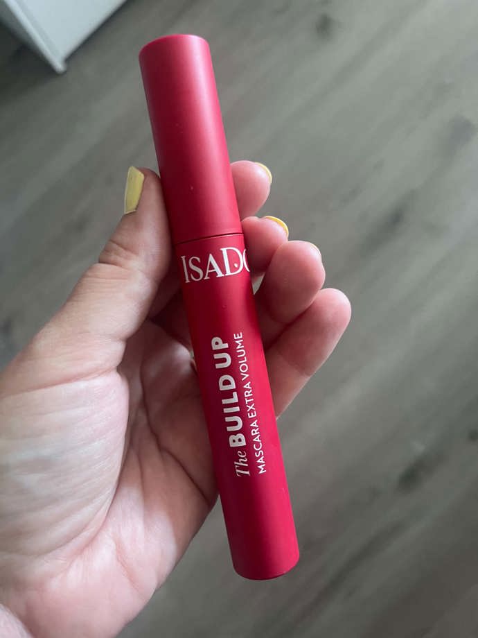 Řasenku IsaDora The Build Up Mascara Extra Volume redaktorka Veronika doporučuje na běžné denní i dramatičtější večerní líčení. Cena řasenky se pohybuje v rozmezí 370 - 500 Kč podle prodejce.