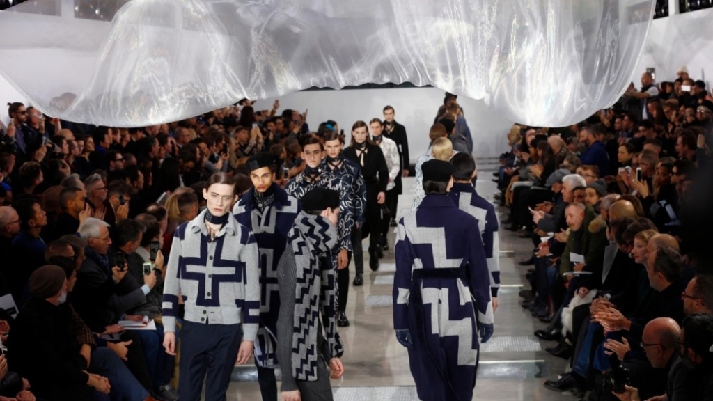 Co se dělo na pánském fashion weeku v Paříži?