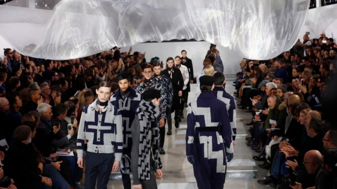 Co se dělo na pánském fashion weeku v Paříži?