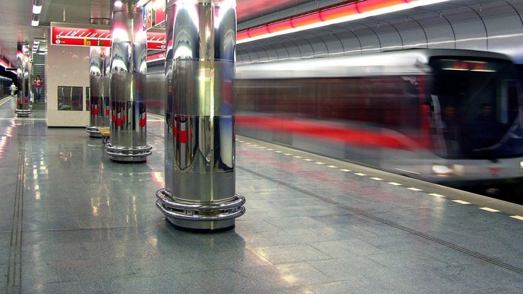 Vteřiny od tragédie v pražském metru: Sedmiletý chlapec spadl do kolejiště, koukal do mobilu