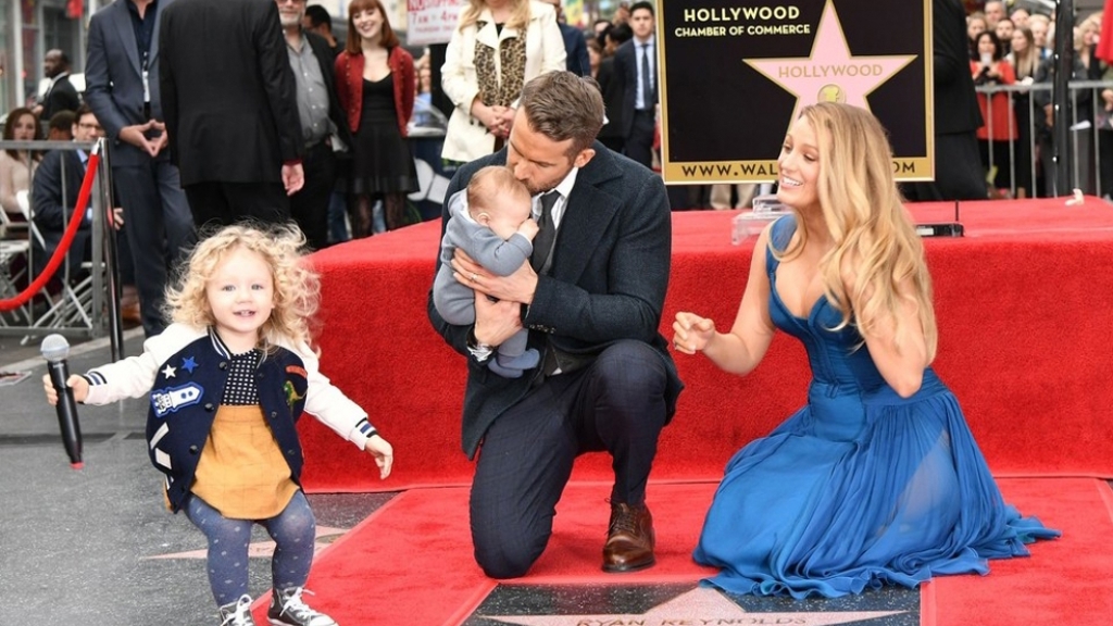 Ryan Reynolds a Blake Lively ukázali poprvé své dvě dcery Ryan Reynolds a Blake Lively ukázali poprvé své dvě dcery