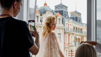  

ELLE Beauty Lounge: Aňa Geislerová v šatech z piva Pilsner Urquell od návrháře Jakuba Polanky.

