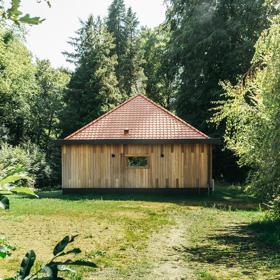 Zelené schody vedou do ložnice pod střechou. Bývalý lovecký domek ukazuje, jak dostat les až dovnitř