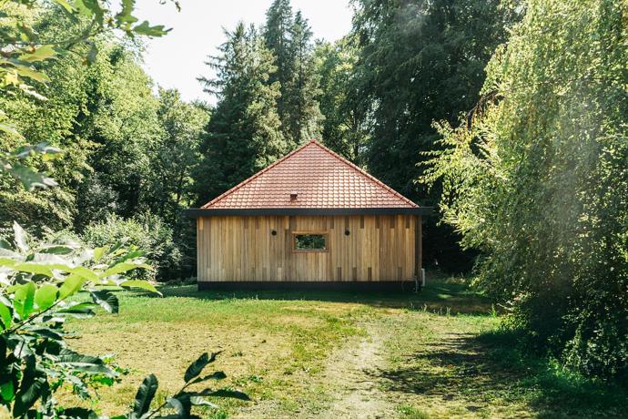 Zelené schody vedou do ložnice pod střechou. Bývalý lovecký domek ukazuje, jak dostat les až dovnitř