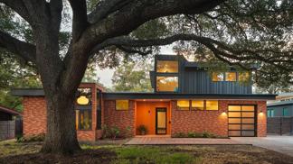 Mohutný starý dub před domem nebyl překážkou, ale jedním z hlavních bodů návrhu, kolem kterého se architektura Canopy Residence doslova skládá Mohutný starý dub před domem nebyl překážkou, ale jedním z hlavních bodů návrhu, kolem kterého se architektura Canopy Residence doslova skládá