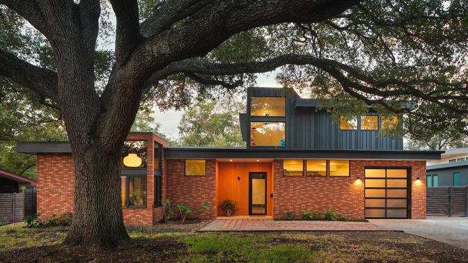 Mohutný starý dub před domem nebyl překážkou, ale jedním z hlavních bodů návrhu, kolem kterého se architektura Canopy Residence doslova skládá