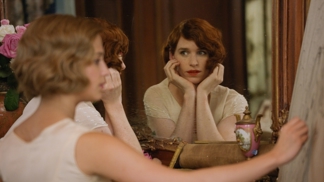 Eddie Redmayne hraje krásnou ženskou