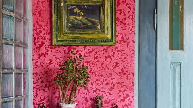 Na stěnách ložnice druhého apartmánu Vanda uplatnila zkušenosti s restaurováním zámeckých interiérů. Šablona má evokovat brokátové textilní tapety, nechybí ani bordura a vymalované ručně jsou také záhyby draperie, naznačující oponu jako v divadle. Luxferová stěna odděluje koupelnu, do které proniká denní světlo. Autorem obrazu je Lukáš Patlevič. Všechny dveře včetně obložek jsou upravené tak, aby připomněly původní, a nahradily panelákové dveře s kovovými rámy, které tu zůstaly ze 70. let.
