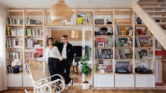 
Nejzajímavějším prvkem v interiéru je knihovna, kterou Paulie a architekt Tomáš Foltýn navrhli v kombinaci masivního dřeva a bílé. Je plná knih, vinylů, nosičů emocí a vzpomínek, je tu sbírka beatnické literatury, české poezie včetně Holana a Seiferta, a také knihy o umění a architektuře. Zea a Paulie sedávají ve starožitném křesle Thonet po prababičce a při houpání poslouchají hudbu. Plastiku Amonit (vlevo dole) vytvořil v souvislosti s Paulieho novým albem sklářský výtvarník Jaroslav Bejvl, červená lampa ze 70. let (vpravo) je od dědy. Bambusová svítidla prodává Ikea.
