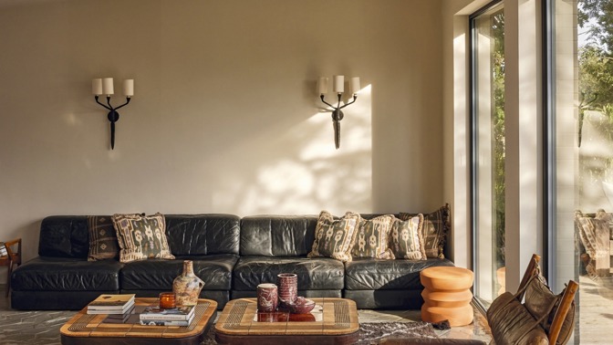  

Nad vintage sofa DS76 od DeSede je dvojice kovových lamp, které majitel ulovil na aukci a doplnil o nová stínítka z obchodu Nobis. Křeslo i kávový stolek jsou vintage. V interiéru nesmí chybět hned několik pufů, stoliček, časopisů o designu a cestování, a také svíček Diptyque z Loskotova obchodu Ingredients.

