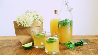ELLE menu: Domácí bezinková limonáda