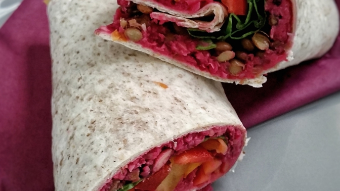 ELLE menu: Wrap s hummusem z červené řepy