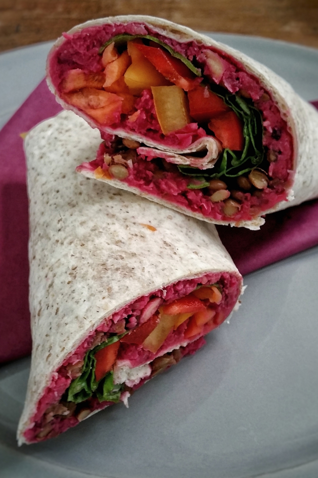 ELLE menu: Wrap s hummusem z červené řepy ELLE menu: Wrap s hummusem z červené řepy
