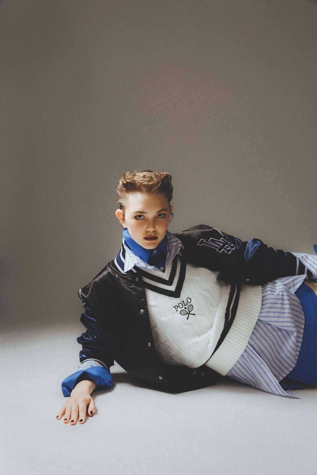 Bomber, NEW ERA, 4320 Kč; vesta, POLO BY RALPH LAUREN, 3820 Kč;
košile, BARBOUR, 2400 Kč; košile, TOMMAZO, 5040 Kč;
podkolenky, ADIDAS, 550 Kč; boty, CUSTOMMADE, 7500 Kč
