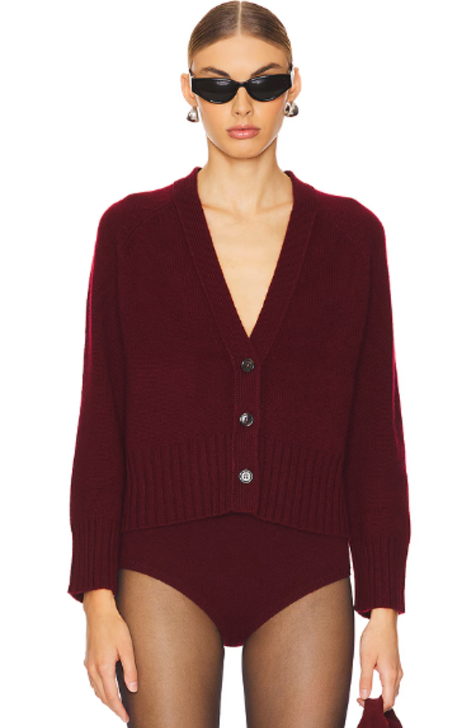 Vínový Emily Cardigan, 5960 Kč, prodává Revolve