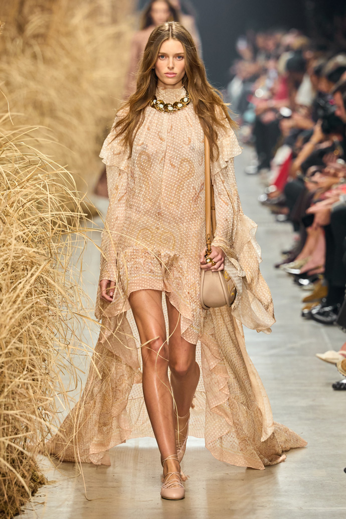 Módní předpověď z Itálie. Co budeme nosit příští rok podle trendů z Milána? Gucci vsadil na zralé ženy Módní předpověď z Itálie. Co budeme nosit příští rok podle trendů z Milána? Gucci vsadil na zralé ženy