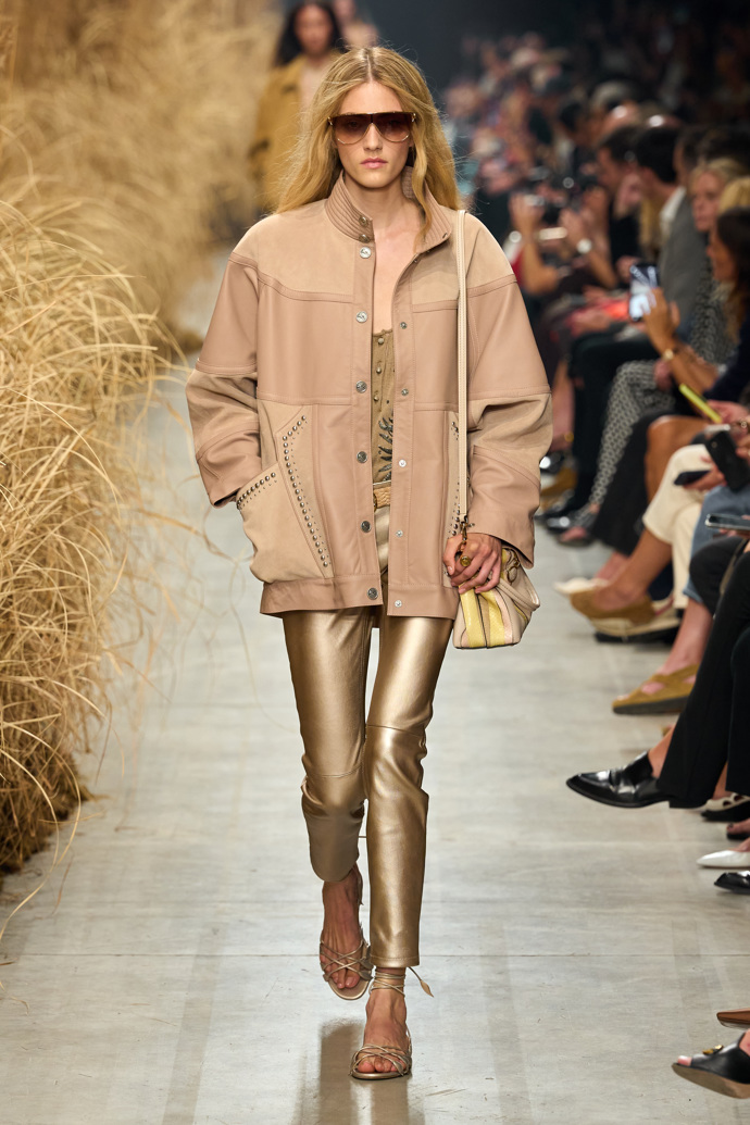 Módní předpověď z Itálie. Co budeme nosit příští rok podle trendů z Milána? Gucci vsadil na zralé ženy Módní předpověď z Itálie. Co budeme nosit příští rok podle trendů z Milána? Gucci vsadil na zralé ženy