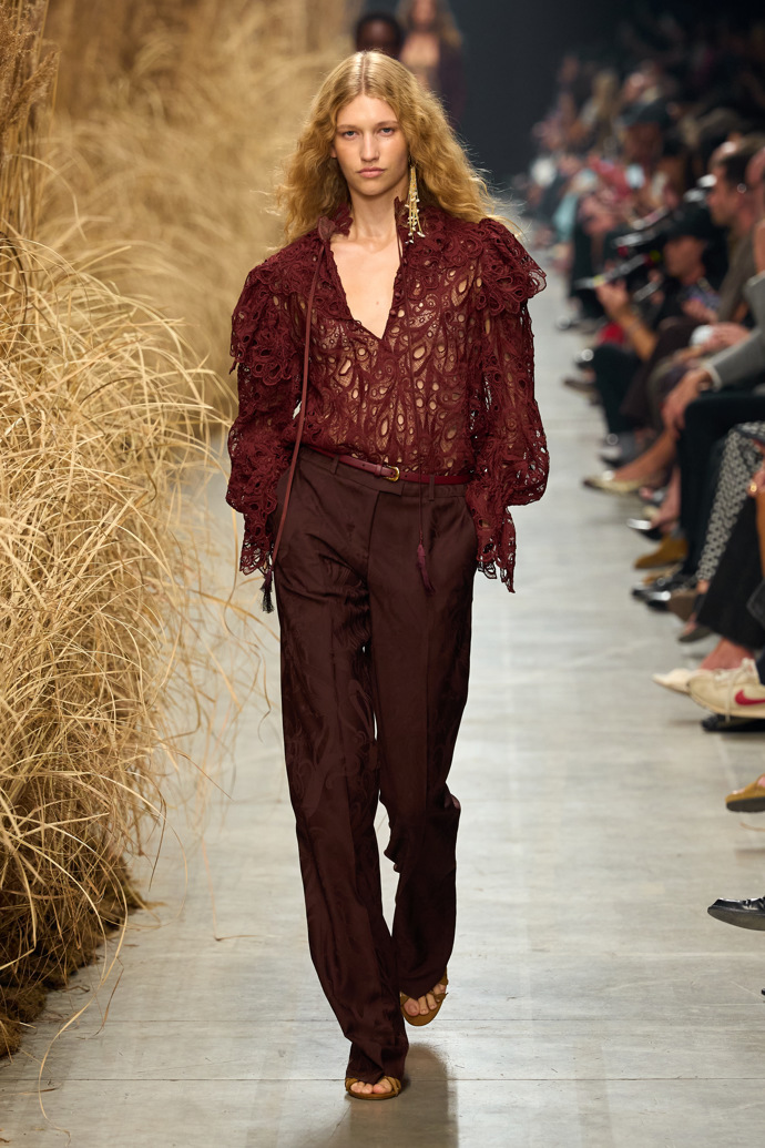 Módní předpověď z Itálie. Co budeme nosit příští rok podle trendů z Milána? Gucci vsadil na zralé ženy Módní předpověď z Itálie. Co budeme nosit příští rok podle trendů z Milána? Gucci vsadil na zralé ženy