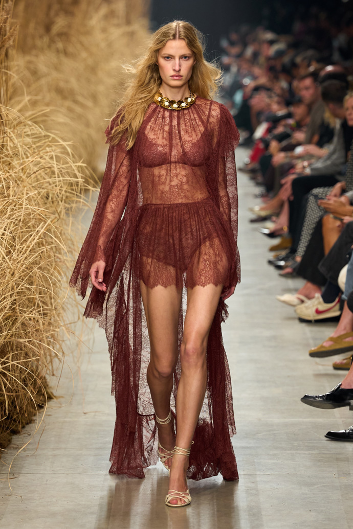Módní předpověď z Itálie. Co budeme nosit příští rok podle trendů z Milána? Gucci vsadil na zralé ženy Módní předpověď z Itálie. Co budeme nosit příští rok podle trendů z Milána? Gucci vsadil na zralé ženy