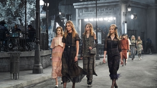Péřovky, zvonáče, síťované punčochy! To nejzajímavější z pre-fall kolekcí podle ELLE