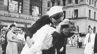 Příběhy fotografií: Námořník líbající sestřičku v den konce války