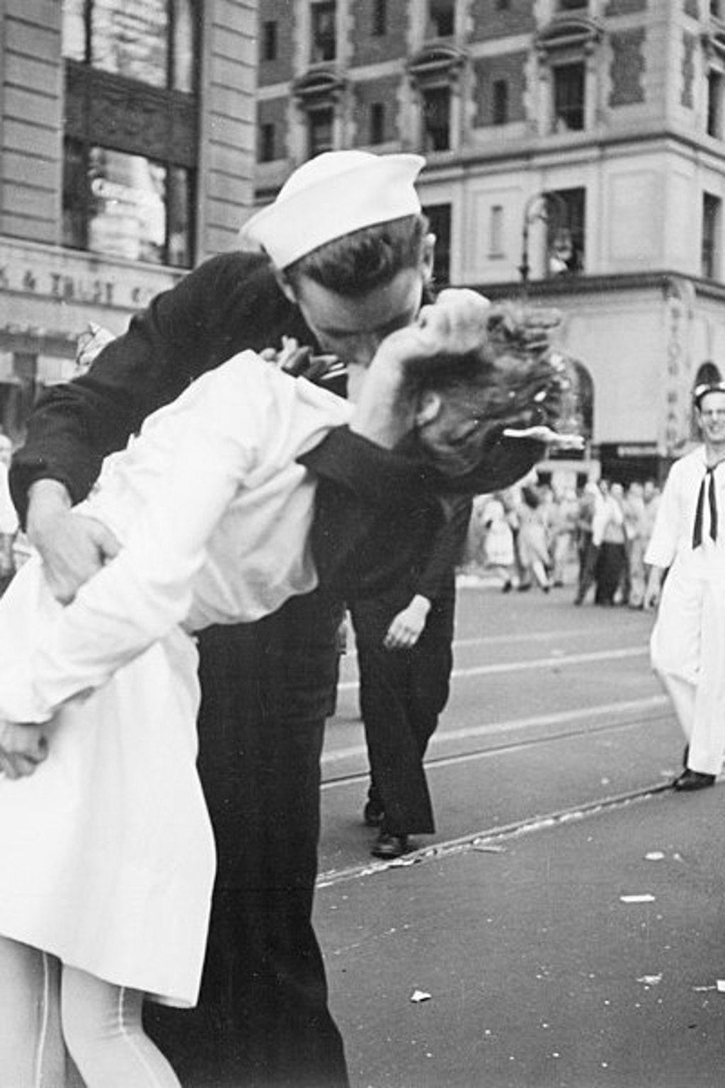 Příběhy fotografií: Námořník líbající sestřičku v den konce války Příběhy fotografií: Námořník líbající sestřičku v den konce války