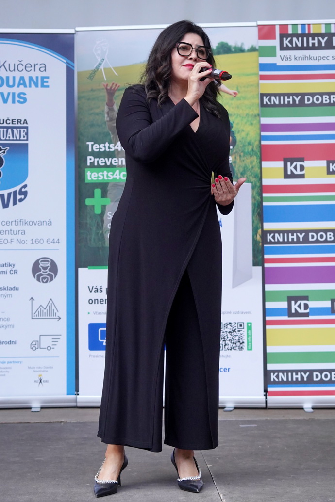 Modely s podobnými detaily Ilona Csáková volí také na pódium.
